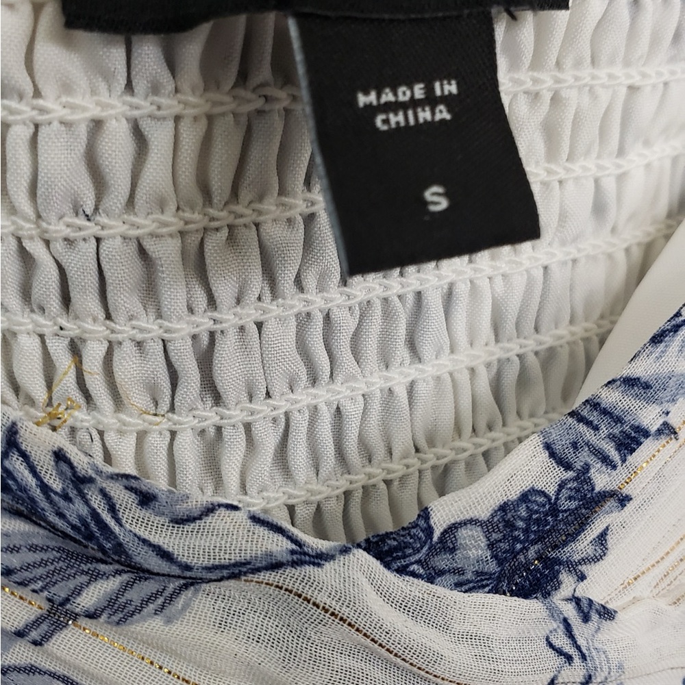 EUC Express White Blue Ruffled Peplum Blouse Metallic Gold Shimmer Size Small - Picture 8 of 8